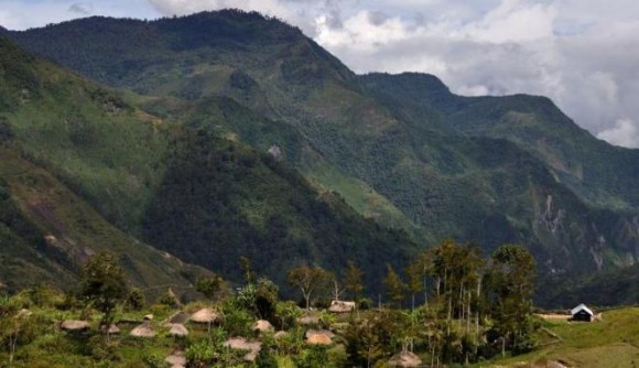 Gunung Tyom di Lembah Baliem, Wamena, Papua (3°58’38.2292”S 139°1’45.2489”E)