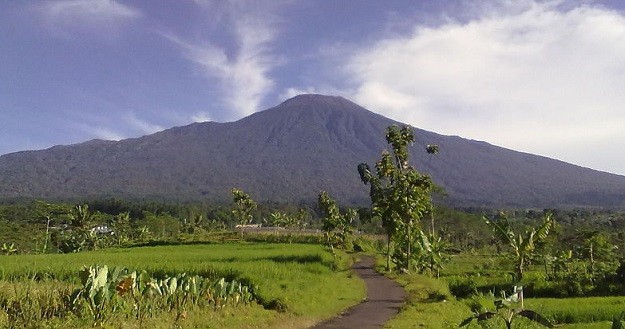 Gunung Slamet dilihat dari Karangsalam, Baturraden (2011)