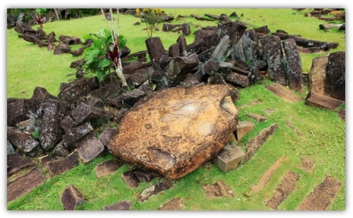 Batu Dolmen di Gunung Padang